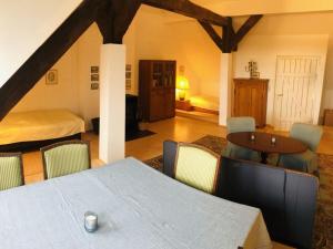 Gable house Ruppin Lake في Karwe: غرفة مع طاولة وكراسي وغرفة نوم