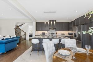 O bucătărie sau chicinetă la Executive 5BR-4BATH Detached Bramp/Miss Border