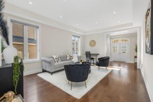 O zonă de relaxare la Executive 5BR-4BATH Detached Bramp/Miss Border