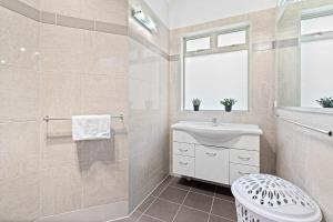 Et badeværelse på Stylish Group Getaway with views! Hot tub, Games Room + 33 billeder