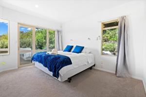 En eller flere senge i et værelse på Stylish Group Getaway with views! Hot tub, Games Room