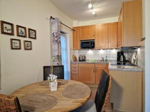 O bucătărie sau chicinetă la Holiday apartment in Vitte with swimming pool