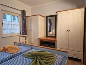 Un pat sau paturi într-o cameră la Holiday apartment in Vitte with swimming pool