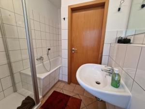 O baie la Holiday apartment in Vitte with swimming pool +7 fotografii