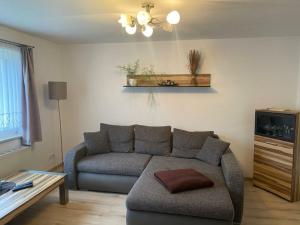 at the Gau family's home in Poggenhof في Charlottendorf: غرفة معيشة بها أريكة وطاولة