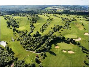 una vista aérea de un campo de golf con árboles en Holiday home Cityhouse WG 9, en Marktheidenfeld
