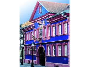 Un edificio azul y rosa en una calle. en Holiday home Cityhouse WG 9, en Marktheidenfeld