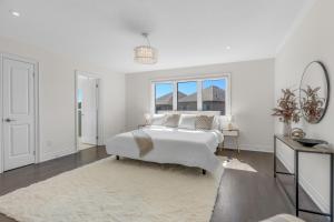 Un pat sau paturi într-o cameră la Executive 5BR-4BATH Detached Bramp/Miss Border