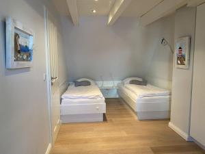 Zimmer mit 2 Betten in einem Zimmer in der Unterkunft Holiday home property 46 in Utersum