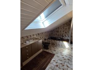 Holiday home Korn am Bärensteig في Bruchweiler-Bärenbach: حمام مع حوض و منور