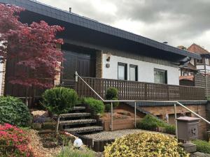 Holiday home Korn am Bärensteig في Bruchweiler-Bärenbach: منزل به درج في حديقة