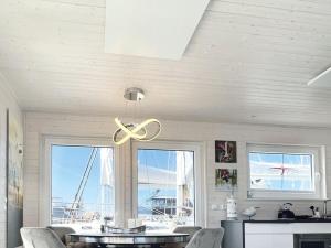 een eetkamer met een plafondventilator en een tafel bij Houseboat STERN V in Heiligenhafen