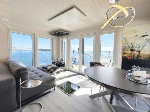 een woonkamer met een bank en een tafel bij Houseboat STERN V in Heiligenhafen +12 foto's