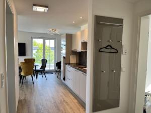 een keuken en eetkamer met een tafel en stoelen bij Penthouse sea view in Lauterbach +31 foto's