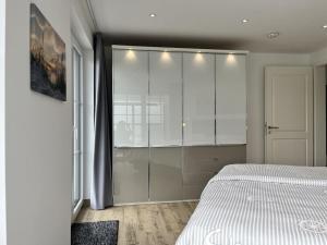 een slaapkamer met een bed en een groot raam bij Penthouse sea view in Lauterbach