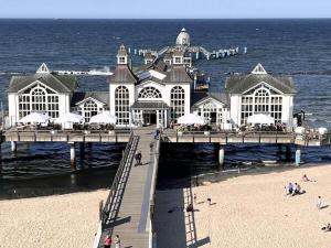 een groot gebouw op een pier boven het strand bij Penthouse sea view in Lauterbach