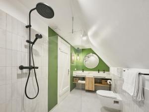 Koupelna v ubytování Holiday home in Göhl with swimming pool + 24 fotografií