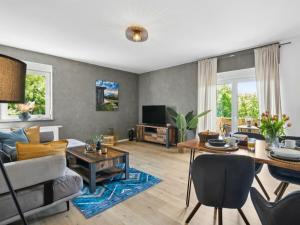 een woonkamer met een bank en een tafel bij Hirschberg Living in Sankt Wendel