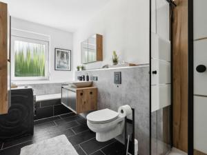 een badkamer met toilet en wastafel bij Hirschberg Living in Sankt Wendel +17 foto's
