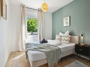 een slaapkamer met een bed en een raam bij Hirschberg Living in Sankt Wendel