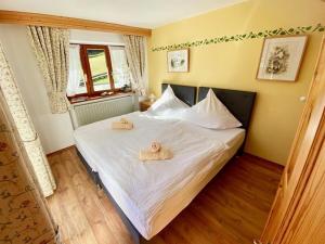 ein Schlafzimmer mit einem Bett, auf dem zwei Handtücher liegen in der Unterkunft Hoher Göll in Punzenlehen in Engedey