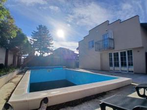 Piscina de la sau aproape de Villa Atlantis