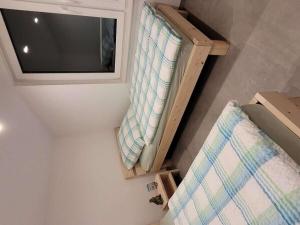 een kleine kamer met een bed en een raam bij Holiday home Littard in Rheurdt
