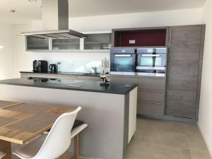 cocina con encimera con mesa y sillas en Holiday apartment with 1 bedroom, en Tannenbach