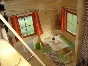 een uitzicht op een hut met een tafel en stoelen bij Log cabin garden in Rabenau