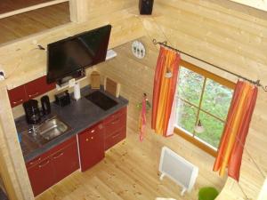 een uitzicht over de keuken in een blokhut bij Log cabin garden in Rabenau +14 foto's