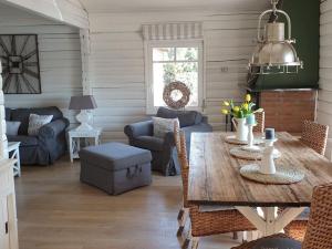 Χώρος καθιστικού στο Holiday home in Güster with swimming pool