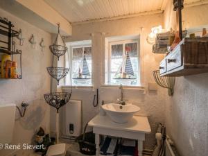 baño con lavabo blanco y ventanas en Country House Kühren, en Lütjenburg 35 fotos más