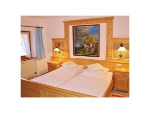 a bedroom with a bed and a painting on the wall at Untersberg in Punzenlehen in Engedey