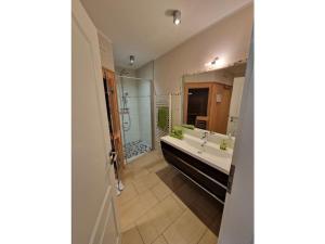 Et badeværelse på WellNest Family Residence + 25 billeder