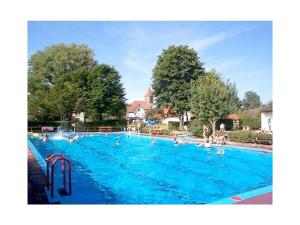 Bazén v ubytování Old parish barn nebo v jeho okolí