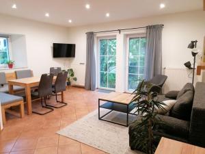 TV a/nebo společenská místnost v ubytování Old parish barn