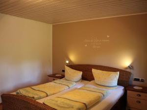 Giường trong phòng chung tại Willmannshof holiday apartment Barn Nest