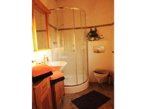 Et badeværelse på Holiday apartment with 3 bedrooms + 14 billeder