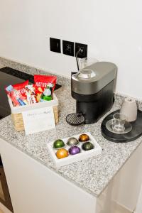 un bancone della cucina con frullatore e cesto di frutta di Studio Luma Dakar a Dakar