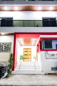 una casa con la facciata rossa e bianca di Studio Luma Dakar a Dakar