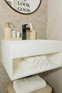 una mensola in bagno con asciugamani e specchio di Studio Luma Dakar a Dakar Altre 25 foto