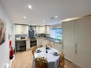 una cucina con un tavolo e delle sedie di Riverview Cottage a Hartington