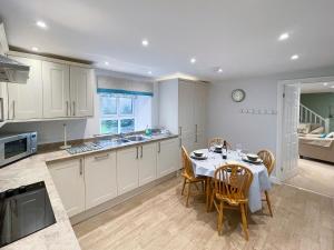 una cucina con tavolo e sedie in una cucina di Riverview Cottage a Hartington
