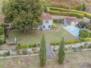 an aerial view of a house with a swimming pool at Maswari en Drapeau in Lusignac