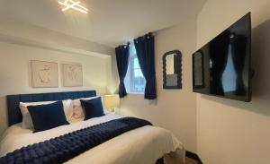 En eller flere senge i et værelse på Deluxe fully Kitted 2 King Room Apt with Sofa Bed