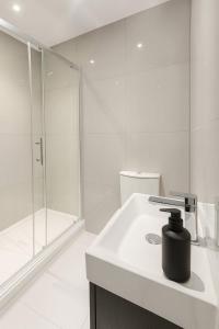 Et badeværelse på Deluxe fully Kitted 2 King Room Apt with Sofa Bed