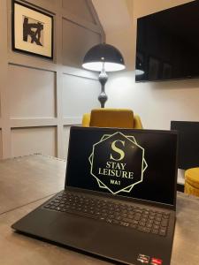 Et tv og/eller underholdning på Deluxe fully Kitted 2 King Room Apt with Sofa Bed