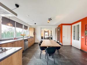 een grote keuken met een tafel en stoelen bij Landzicht in Haps