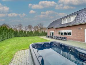 een zwembad in de achtertuin van een huis bij Landzicht in Haps