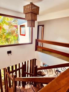 Un comedor con mesa y sillas y una ventana. en Pousada Casa Palo, en Itacaré